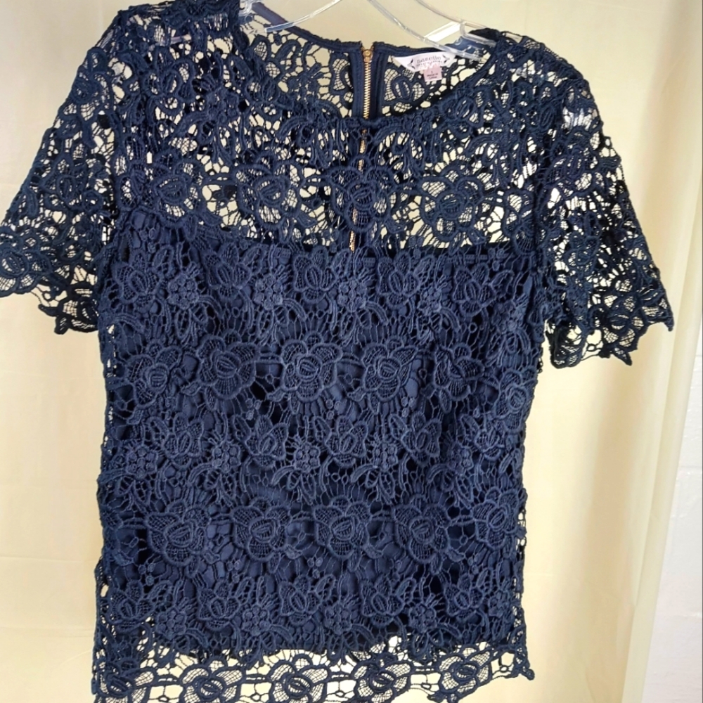 Cut Lace ShortSleeve Top Exposed Back Gold Zipper Size Small
